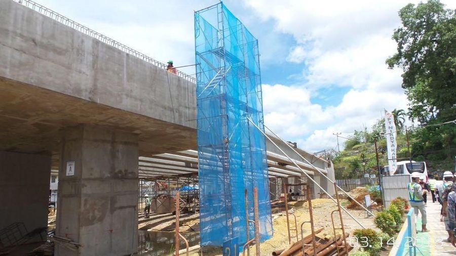 Jembatan tersebut disamping memperlancar arus lalu lintas juga memasukan elemen budaya lokal.