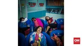 Calon penumpang tertidur pulas sembari menunggu keberangkatan pesawat di Bandara Soekarno Hatta, Banten. Kurangnya waktu tidur tidak hanya berdampak pada kesehatan fisik dan mental jangka pendek dan panjang, tetapi dapat membebani ekonomi. (CNNIndonesia/Safir Makki)