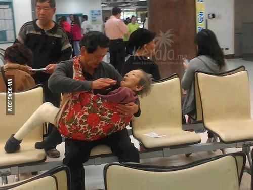 Viral, Foto Anak Gendong dan Suapi Ibunya yang Sakit Buat Netizen Meleleh Viral, Foto Anak Gendong dan Suapi Ibunya yang Sakit Buat Netizen Meleleh