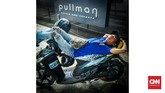 Pengemudi ojek tidur di atas motor di kawasan Bundaran HI, Jakarta. Kurangnya jam tidur menjadi epidemi global. Kondisi terparah umumnya dialami warga kota-kota besar dunia. (CNNIndonesia/Safir Makki)