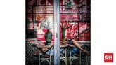 Pekerja tidur sebelum kafe di buka di Saigon, Vietnam. Tidur bukan sekedar memejamkan mata, tetapi kebutuhan dasar yang sama pentingnya dengan bernafas, makan dan olahraga. (CNNIndonesia/Safir Makki)