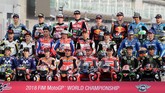 Seluruh 24 pebalap dari 12 tim yang akan tampil di MotoGP 2018 berpose dalam sesi pemotretan pebalap di Sirkuit Internasional Losail. (AFP PHOTO / KARIM JAAFAR)