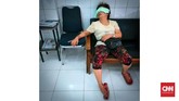 Pekerja tertidur di tempat cukur rambut kawasan Glodok, Jakarta. Hari Tidur Sedunia diperingati setiap Jumat terakhir sebelum matahari mencapai titik musim semi antara 19-20 Maret. Tahun ini Hari Tidur Sedunia jatuh pada 16 Maret. (CNNIndonesia/Safir Makki)
