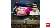 Warga memanfaatkan jalan yang tak berfungsi untuk tidur siang di kawasan Menteng, Jakarta. World Sleep Society dalam peringatan Hari Tidur Sedunia 2018 menyebutkan, 45 persen warga dunia punya masalah tidur. Sebanyak 35 persen penduduk bumi tak punya waktu tidur yang cukup 7-8 jam sehari untuk orang dewasa. (CNNIndonesia/Safir Makki)