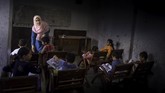 Pendidikan untuk pengungsi anak hingga kini masih seadanya, seperti di rumah komunitas pengungsi di Kota Pekanbaru. (ANTARA FOTO/FB Anggoro)