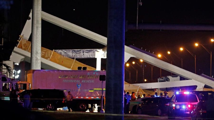 Sedikitnya delapan mobil terjebak dalam reruntuhan material jembatan.
