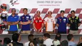 Sebelumnya enam pebalap MotoGP (kiri-kanan) Andrea Iannone, Valentino Rossi, Andrea Dovizioso, Marc Marquez, Maverick Vinales dan Johann Zarco menjalani konferensi pers jelang balapan MotoGP Qatar. (AFP PHOTO / KARIM JAAFAR)