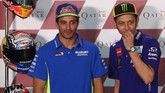 Valentino Rossi berpose bersama Andrea Iannone. Rossi melakukan perpanjangan kontrak dengan Movistar Yamaha hingga 2020 beberapa jam sebelum konferensi pers MotoGP Qatar. (AFP PHOTO / KARIM JAAFAR)