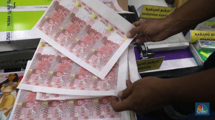 Direktorat II Tindak Pidana Ekonomi Khusus (Tipideksus) Bareskrim Polri menangkap enam orang sindikat pembuatan uang palsu di Wilayah Jakarta dan Bogor di Kantor Bareskrim, Jakarta, Jumat (16/3). Sejumlah barang bukti uang palsu pecahan Rp 100,000 ribu dan alat cetak sablon uang palsu dan sebuah komputer yang di gunakan untuk mendesain uang palsu. Motif pembuatan uang palsu ini mencari keuntungan ekonomi.