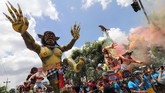 Sejumlah umat Hindu mengarak Ogoh-ogoh di Pare, Kediri, Jawa Timur, Jumat (16/3). Festival Ogoh-Ogoh bertujuan menetralisir unsur negatif agar perayaan Nyepi dapat dilaksanakan dengan damai. (ANTARA FOTO/Prasetia Fauzani)