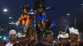 Umat Hindu mengarak ogoh-ogoh di Jembatan Surabaya, Jawa Timur, Jumat (16/3). Pawai ogoh-ogoh menjadi tradisi masyarakat Hindu untuk menyucikan lingkungan dari roh jahat sehari sebelumi hari raya suci Nyepi. (ANTARA FOTO/Zabur Karuru)