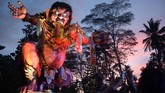 Parade Ogoh-Ogoh yang melambangkan sifat-sifat buruk tersebut untuk menetralisir kekuatan negatif dan sifat buruk sehingga Hari Raya Nyepi dapat dilaksanakan dengan penuh keheningan dan kedamaian. (ANTARA FOTO/Wira Suryantala)