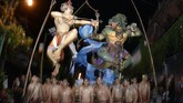 Sejumlah warga mengarak Ogoh-Ogoh saat Festival Ogoh-Ogoh 2018 jelang Hari Raya Nyepi Tahun Saka 1940 di kawasan Kuta, Badung, Bali, Jumat (16/3). (ANTARA FOTO/Fikri Yusuf)