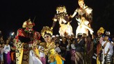 Dua orang penari Bali menari dalam parade Ogoh-ogoh di Ubud, Bali. Ogoh-ogoh merupakan patung representasi Bhuta Kala yang besar dan menakutkan, dia melambangkan kekuatan alam semesta dan waktu yang tak terbantahkan. (Anadolu Agency/ Mahendra Moonstar)