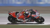 Andrea Dovizioso yang sempat mendominasi latihan bebas hari pertama harus puas start dari posisi kelima di MotoGP Qatar. (AFP PHOTO / KARIM JAAFAR)
