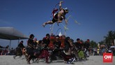 Setiap ogoh-ogoh diusung puluhan pria yang disebut penegen dalam bahasa Bali. (CNN Indonesia/ Hesti Rika)