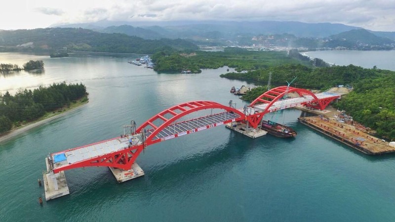 Menteri PUPR Basuki Hadimuljono mengatakan Jembatan Holtekamp sebagai jembatan tipe pelengkung baja terpanjang yang pernah dibuat di Indonesia.
