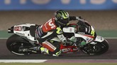 Pebalap LCR Honda Cal Crutchlow berhasil menempati start posisi keempat pada balapan MotoGP Qatar. (AFP PHOTO / KARIM JAAFAR)