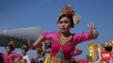 Ogoh-ogoh diarak mulai dari pantai Lagoon menuju pantai Beachpool. Kemudian dilanjutkan dengan penampilan masing-masing cerita ogoh-ogoh di pantai Pasir Putih Lagoon Area depan panggung apung. (CNN Indonesia/ Hesti Rika)