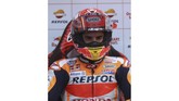 Pebalap Repsol Honda Marc Marquez di paddock tim. Marquez tetap menjadi salah satu favorit pemenang di MotoGP Qatar meski harus start dari posisi kedua. (AFP PHOTO / KARIM JAAFAR)