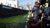 Masyarakat pun mengenakan pakaian hijau untuk melambangkan daun shamrock yang jadi medium penyebaran agama Kristen. (REUTERS/Ints Kalnins)