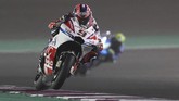 Berkat kecepatan sepeda motor Desmosedici Ducati yang ditungganginya, Danilo Petrucci berhasil start ketiga pada balapan MotoGP Qatar malam ini. (AFP PHOTO / KARIM JAAFAR)