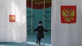 Pemilu di Rusia dimulai sejak Sabtu (17/3) pukul 8.00 waktu setempat atau Minggu (18/3) pukul 03.00 WIB di kawasan Timur Jauh dan akan ditutup di kawasan paling barat negara itu, yakni Kalingard pada Minggu (18/3) petang atau Senin (19/3) dini hari waktu Indonesia.. (REUTERS/Eduard Korniyenko)