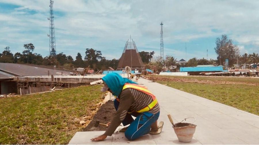 Kementerian Pekerjaan Umum dan Perumahan Rakyat (PUPR) saat ini sedang menyelesaikan pembangunan tahap kedua Pos Lintas Batas Negara (PLBN) Terpadu Skouw.