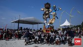 Turut menyemarakkan rangkaian Hari Raya Nyepi yang berlangsung Sabtu (17/3) kemarin, Ancol menggelar Festival Ogoh-ogoh, Minggu (18/3) di Pantai Lagoon Ancol. (CNN Indonesia/ Hesti Rika)