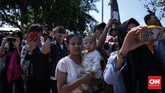 Festival Ogoh-ogoh itu diramaikan pengunjung yang mengabadikan foto sejak acara mulai berlangsung pada pukul 14.00 hingga 17.00 WIB. (CNN Indonesia/ Hesti Rika)