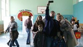 Pemilihan presiden juga digelar di seluruh perwakilan Rusia di dunia, termasuk di Jakarta. Kedutaan Besar Rusia di Jakarta juga menggelar pemilu dua hari lalu bagi warga Rusia di Bali. (REUTERS/Eduard Korniyenko)