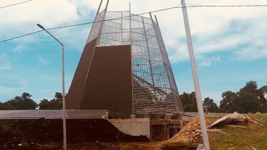Kementerian Pekerjaan Umum dan Perumahan Rakyat (PUPR) saat ini sedang menyelesaikan pembangunan tahap kedua Pos Lintas Batas Negara (PLBN) Terpadu Skouw.