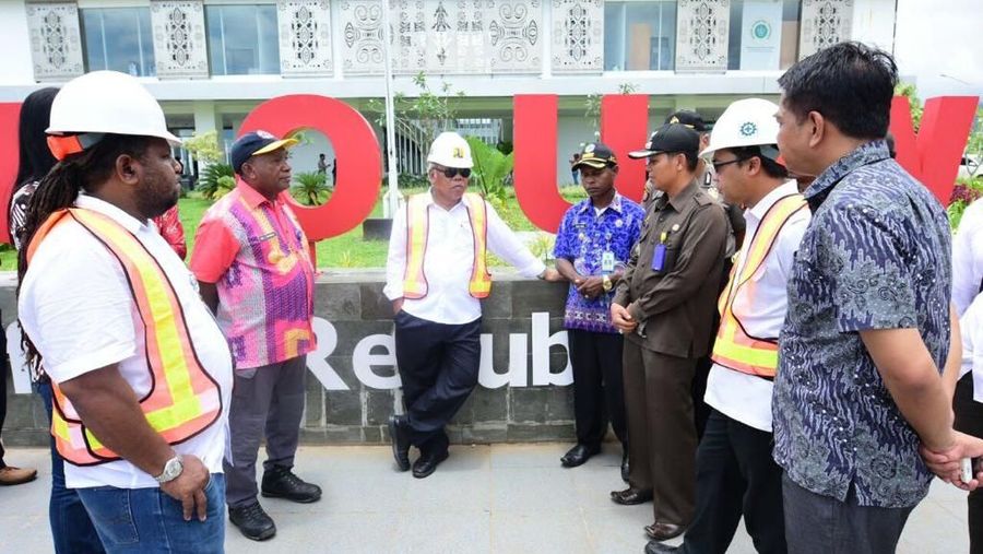 Kementerian Pekerjaan Umum dan Perumahan Rakyat (PUPR) saat ini sedang menyelesaikan pembangunan tahap kedua Pos Lintas Batas Negara (PLBN) Terpadu Skouw.