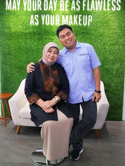 Kisah Sukses CEO Wardah, dari Bisnis Rumahan Jadi Perusahaan Multinasional Kisah Sukses CEO Wardah, dari Bisnis Rumahan Jadi Perusahaan Multinasional