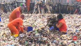 VIDEO: Sandiaga Imbau Warga Tak Buang Sampah ke Sungai