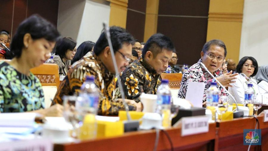 Komisi I Dewan Perwakilan Rakyat (DPR) memanggil kementerian Komunikasi dan Informatika (Kominfo) dan tiga operator seluler nasional.