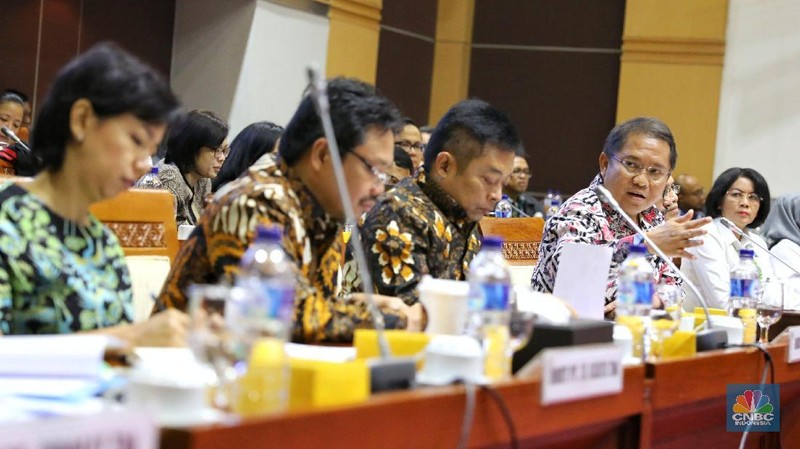 Komisi I Dewan Perwakilan Rakyat (DPR) memanggil kementerian Komunikasi dan Informatika (Kominfo) dan tiga operator seluler nasional.
