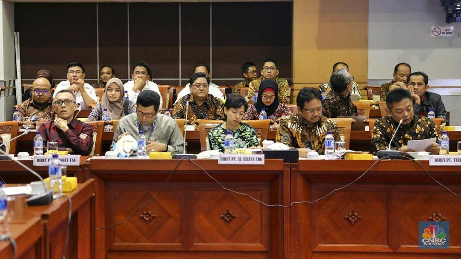 Komisi I Dewan Perwakilan Rakyat (DPR) memanggil kementerian Komunikasi dan Informatika (Kominfo) dan tiga operator seluler nasional.