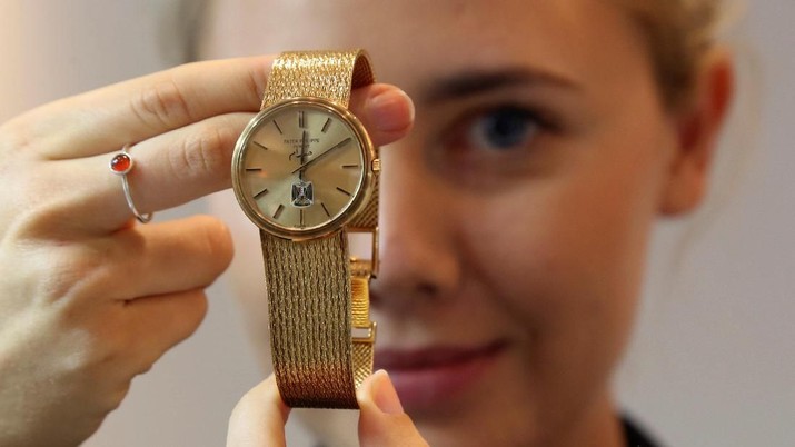 An exhibitor displays the Patek Philippe 18k yellow gold automatic wrist watch with Iraqi coat of arms and bracelet at the Christie's auction in Dubai, United Arab Emirates, March 19, 2018. REUTERS/Satish Kumar
