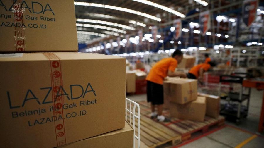 FILE PHOTO: Employees at online retailer Lazada fill orders at the company's warehouse in Jakarta, Indonesia April 15, 2016. REUTERS/Darren Whiteside/File Photo