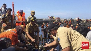 Anies Pilih Angkut Sampah Muara Angke Pakai Tangan Kosong
