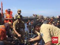 Anies Pilih Angkut Sampah Muara Angke Pakai Tangan Kosong