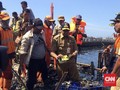 Sandi Sebut Anies Nakal Ambil Sampah Pakai Tangan Kosong