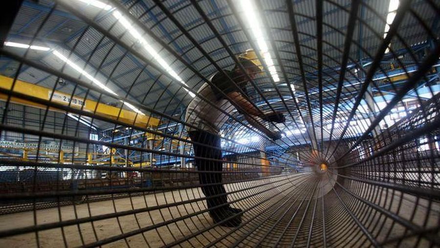 Dua emiten beton pracetak (precast) yang merupakan anak usaha perusahaan konstruksi pelat merah mengantongi laba bersih.
