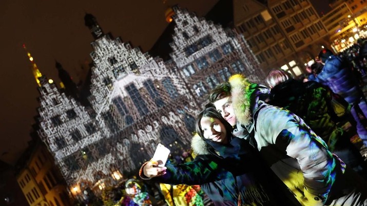 Warna Warni Gedung di Jerman A couple take a selfie in front of illuminated Frankfurt town hall Roemer during the Luminale, light and building event in Frankfurt, Germany, March 18, 2018. REUTERS/Kai Pfaffenbach
