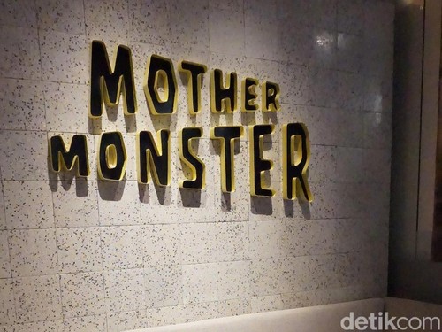 Bersantap Ditemani Interior Unik ala Mediterania-Futuristik di Mother Monster Bersantap Ditemani Interior Unik ala Mediterania-Futuristik di Mother Monster