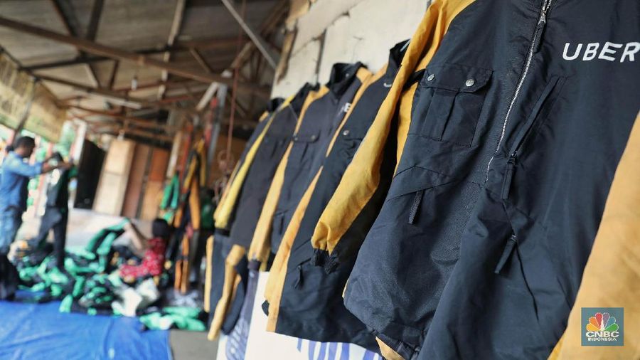 Berbagai macam atribut ojek online dijual antara lain helm dengan harga Rp 45.000 dan jaket Rp 70.000.
