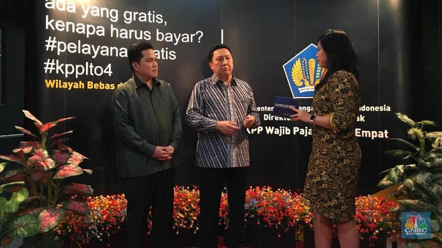 Pebisnis bersaudara, Boy Thohir dan Erick Thohir melakukan pelaporan Surat Pemberitahuan Tahunan (SPT)  di KPP Pratama Jakarta Kebayoran Baru Satu.