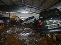 Tim Diskar PB Evakuasi Mobil Terjebak Banjir di Bandung