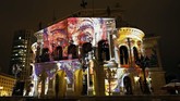 The Old Opera House bermandikan cahaya yang memproyeksikan beragam gambar. (REUTERS/Kai Pfaffenbach)